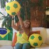 Susana Vieira usou regata estilizada com a bandeira do Brasil e calça azul para torcer pela Seleção