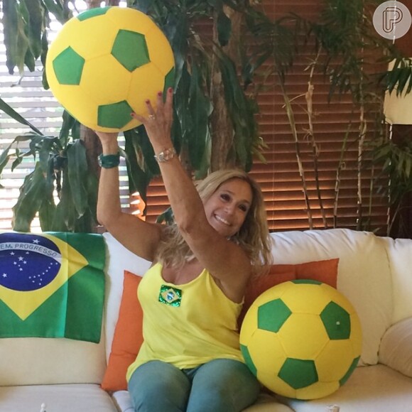 Susana Vieira usou regata estilizada com a bandeira do Brasil e calça azul para torcer pela Seleção
