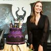 Angelina Jolie comeplta 39 anos e ganha bolo de aniversário em premiére de 'Malévola', na China, em 3 de junho de 2014