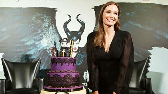 Angelina Jolie ganha bolo de aniversário em première de 'Malévola'