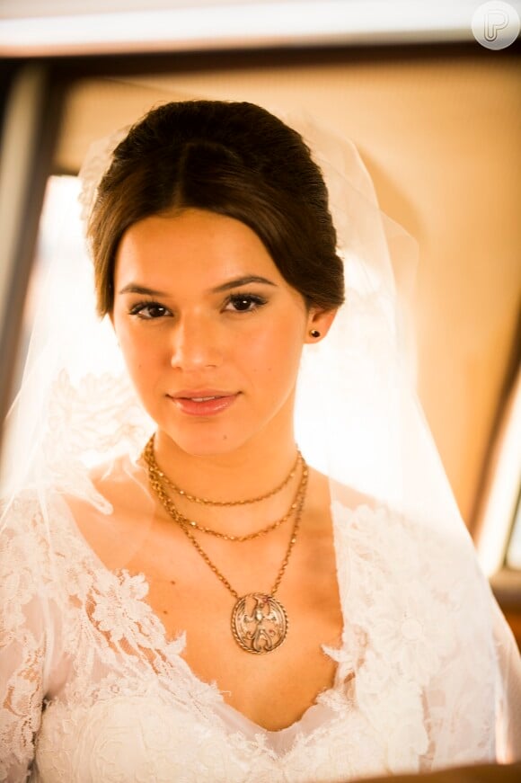 Luiza (Bruna Marquezine) se surpreende ao receber de presente o antigo vestido de noiva de Helena (Julia Lemmertz), na novela 'Em Família'