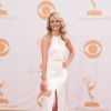 Taylor Schilling apostou na sensualidade da fenda na 65ª edição do Emmy Awards, em setembro de 2013