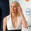 Taylor Schilling usa look decotado no evento Webby Awards, nos Estados Unidos