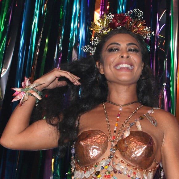 Juliana Paes explica concepção do look: 'Temos uma inspiração em Maria Bethânia. Meu cabelo e esse corset tem uma capa de disco que ela lançou. Estou feliz em fazer essa homenagem e amei o tema'