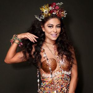 Para o Baile da Vogue, Juliana Paes usou um look de pedrarias exclusivo do Atelier Le Lis Blanc e direção criativa da estilista Helô Rocha