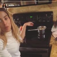 Anitta é zoada pelo marido, Thiago Magalhães, por cozinhar sentada: 'Joelho dói'