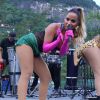 Anitta foi alvo de brincadeira do marido, Thiago Magalhães, ao rebolar em show do Harmonia do Samba: 'Levar ao ortopedista'