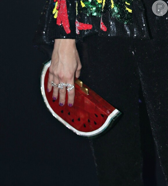Sophia Abrahão usou clutch de Melancia em madre pérola vermelha é da marca Isla