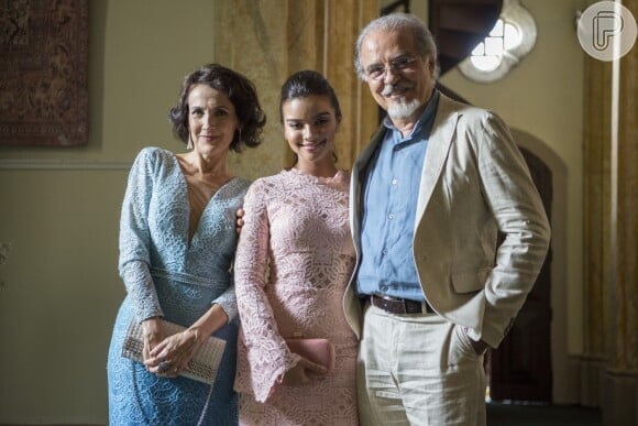 Isabel (Ana Barroso) e Raul (Genésio de Barros), pais de Melissa (Gabriela Mustafá), se preocupam e a mulher diz para a filha pedir o divórcio, na novela 'O Outro Lado do Paraíso'