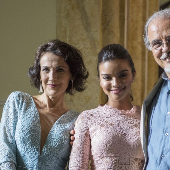 Isabel (Ana Barroso) e Raul (Genésio de Barros), pais de Melissa (Gabriela Mustafá), se preocupam e a mulher diz para a filha pedir o divórcio, na novela 'O Outro Lado do Paraíso'