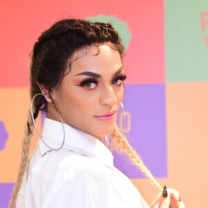 Pabllo Vittar usou tranças boxeadoras no cabelo para evento em loja da C&A, em São Paulo, nesta sexta-feira, 2 de fevereiro de 2018