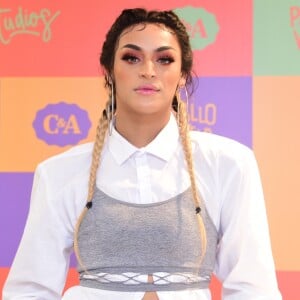 A cantora Pabllo Vittar ainda finalizou o look com brincos gigantes de argola para evento em loja da C&A, em São Paulo, nesta sexta-feira, 2 de fevereiro de 2018