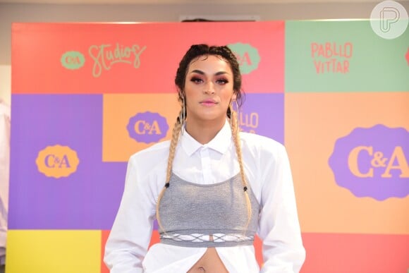 A cantora Pabllo Vittar ainda finalizou o look com brincos gigantes de argola para evento em loja da C&A, em São Paulo, nesta sexta-feira, 2 de fevereiro de 2018