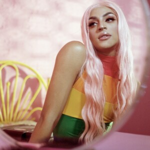 Também nesta sexta-feira, Pabllo Vittar lançou o clipe de 'Então Vai', em que aparece com um body de arco-íris