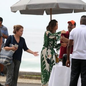 Grazi Massafera fez um lanchinho no intervalo das fotos