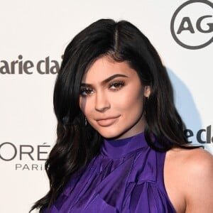 Kylie Jenner mostrou o rostinho da filha em um vídeo publicado no YouTube