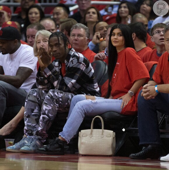 Kylie Jenner mostrou um vídeo onde aparece várias vezes ao lado de Travis Scott durante a gestação