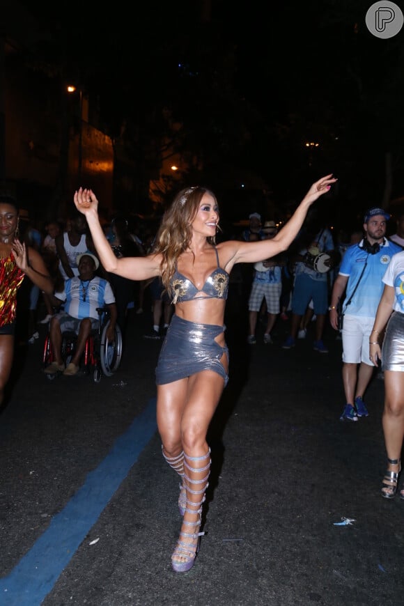 Sabrina Satoexibiu seu corpo perfeito pelas ruas de Vila Isabel