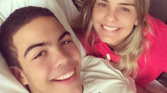 Milene Domingues posta foto com Ronald após cirurgia: 'Filhāo se recuperando'