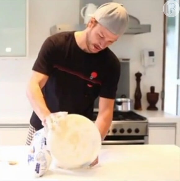 Rodrigo Hilbert conta que aprendeu a cozinhar com sua mãe e avó