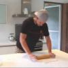 Rodrigo Hilbert prepara um macarrão caseiro, receita de família, no vídeo de divulgação do novo programa