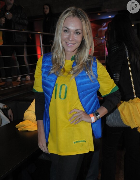 Aline Sander assiste ao jogo do Brasil x Sérvia, no Estádio do Morumbi, em São Paulo, em 6 de junho de 2014