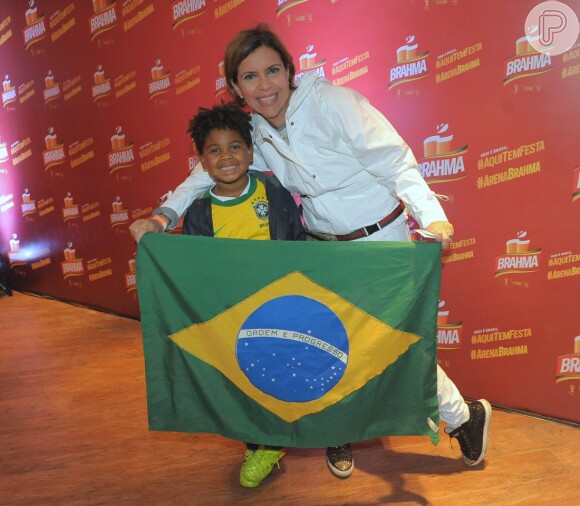 Astrid Fontenelle eo filho, Gabriel, assistem ao jogo do Brasil x Sérvia, no Estádio do Morumbi, em São Paulo, em 6 de junho de 2014