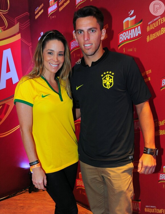 Danielle Winits e o namorado, Amaury Nunes, assistem ao jogo do Brasil x Sérvia, no Estádio do Morumbi, em São Paulo, em 6 de junho de 2014