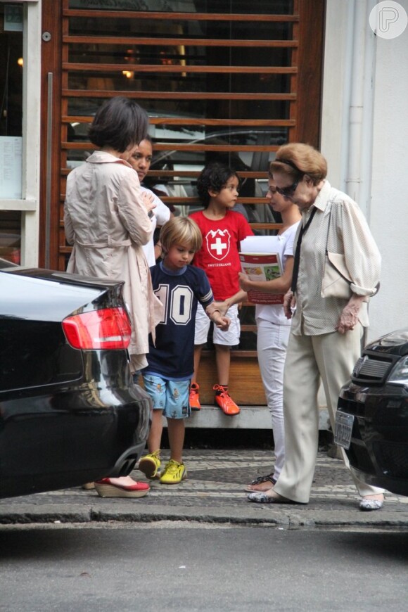 Fernanda Montenegro almoçou com a família, na tarde deste sábado, 7 de junho de 2014, em um restaurante no Leblon, Zona Sul do Rio de Janeiro