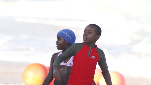 Mercy e David, filhos de Madonna, se divertem em praia sem a cantora