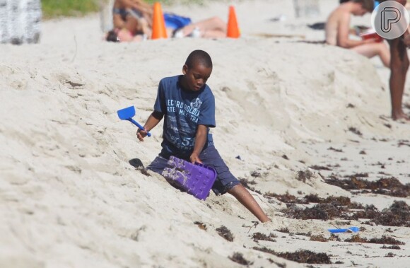 David, filho de Madonna, faz castelos de areia na praia