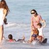 David e Mercy, filhos adotivos de Madonna, se divertem na praia em Miami, em 19 de novembro de 2012