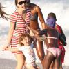 David e Mercy, filhos adotivos de Madonna, se divertem com outras crianças na praia em Miami