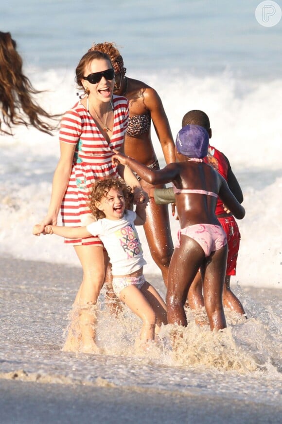 David e Mercy, filhos adotivos de Madonna, se divertem com outras crianças na praia em Miami