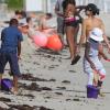 David e Mercy, filhos adotivos de Madonna, se divertem na praia em Miami