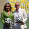 Claudia Leitte ao lado do rapper Pitbull, com que vai se apresentar na abertura da Copa do Mundo 2014 em 12 de junho de 2014