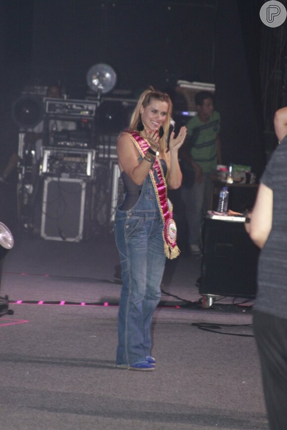 Carolina usa seu famoso macacão jeans