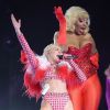 Durante os shows da turnê, Miley Cyrus abusa de coreografias e trajes sensuais