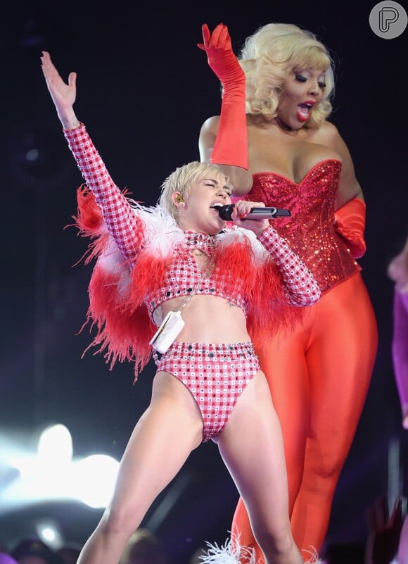 Durante os shows da turnê, Miley Cyrus abusa de coreografias e trajes sensuais