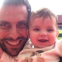 Henri Castelli leva a filha caçula a estádio de futebol: 'Aprendendo a torcer'