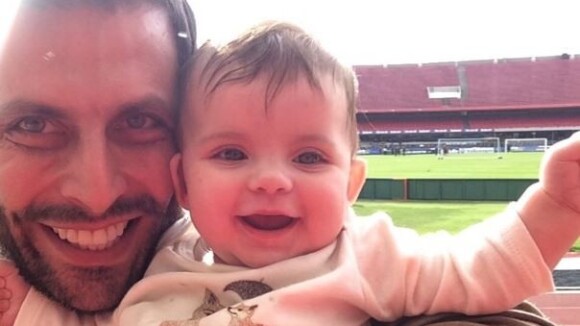 Henri Castelli leva a filha caçula a estádio de futebol: 'Aprendendo a torcer'