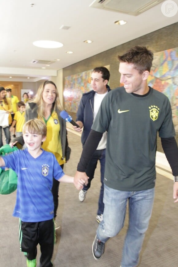 Acompanhada de Amaury Nunes, Danielle Winits leva o filho mais velho, Noah, para ver a abertura da Copa do Mundo