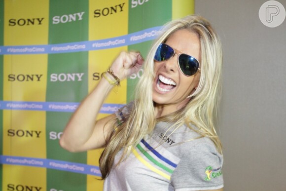 Adriane Galisteu mostra sua empolgação na abertura da Copa do Mundo, em São Paulo