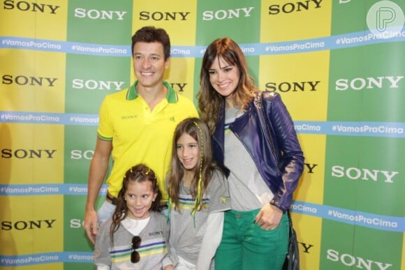 Rodrigo Faro curte a abertura da Copa do Mundo com a mulher, Vera Viel, e com as filhas Clara e Maria