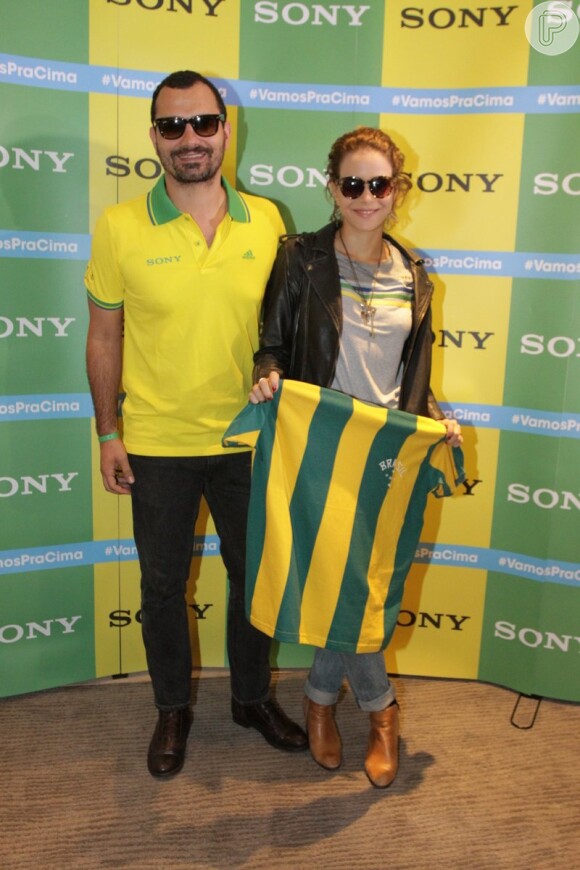 Leandra Leal posa para fotos com o marido, Alê Youssef, na abertura da Copa do Mundo
