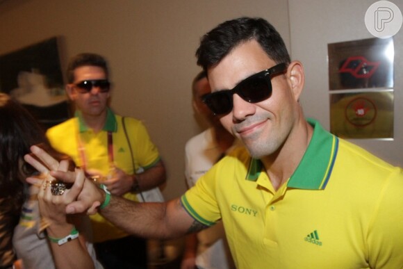 Juliano Cazarré prestigia a abertura dac Copa do Mundo em camarote da Sony