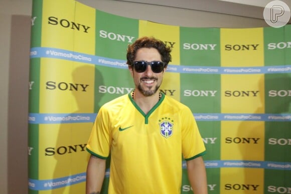 Marcos Mion posa sorridente para fotos antes do jogo do Brasil
