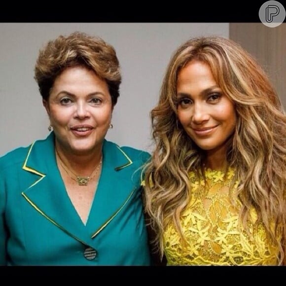 Jennifer Lopez posou para uma foto ao lado da presidenta Dilma Rousseff, que também acompanhou a estreia do Brasil na Arena Corinthians