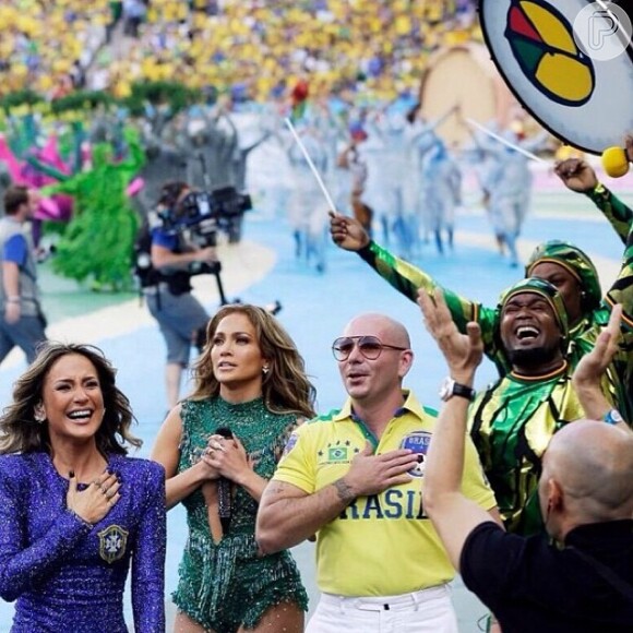 Depois do show, Jennifer Lopez, Claudia Leitte e Pitbull deixaram o gramado visivelmente emocionados