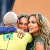 Jennifer Lopez, Claudia Leitte e Pitbull se abraçaram emocionados após a apresentação
